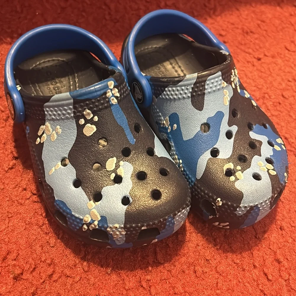 Crocs Classic Clog- Baby/Toddler - Marbled Navy Blue/ Black with stones - Picture 3 of 4